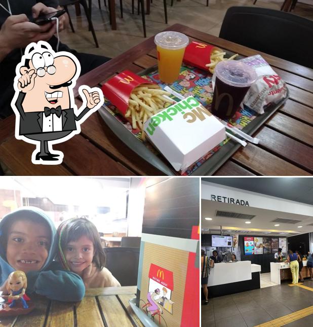 Sente em uma das mesas no McDonald's