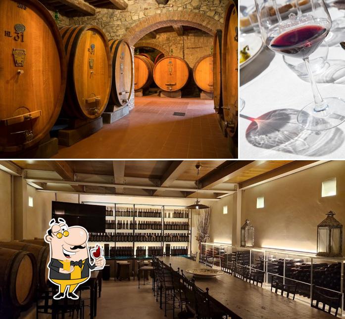 È gradevole bersi un bicchiere di vino a Rocca delle Macìe Enoteca