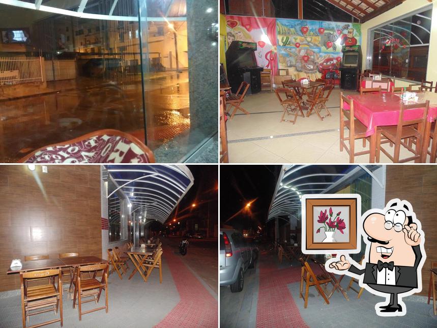 Sente em uma das mesas no Franguinho Expresso Restaurante e Lanchonete