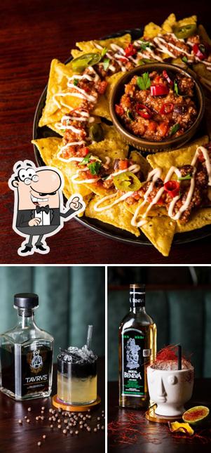 Siediti a un tavolo di Target Lounge Bar