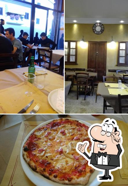 La immagine di interni e pizza da Pizzeria Forno d'Oro 1
