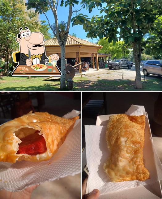A comida e exterior do restaurante