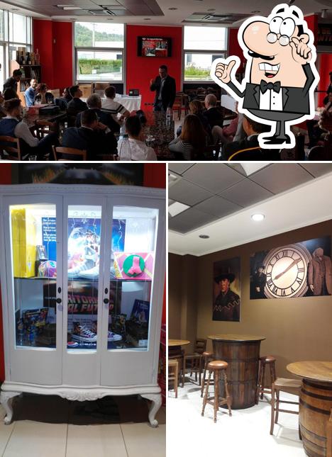 Siediti a un tavolo di Delorean Food and Drink