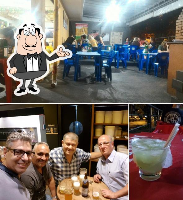 A interior e bebida do restaurante