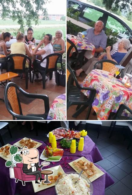 Guarda la foto che presenta la interni e cibo di Bar Il Chiosco