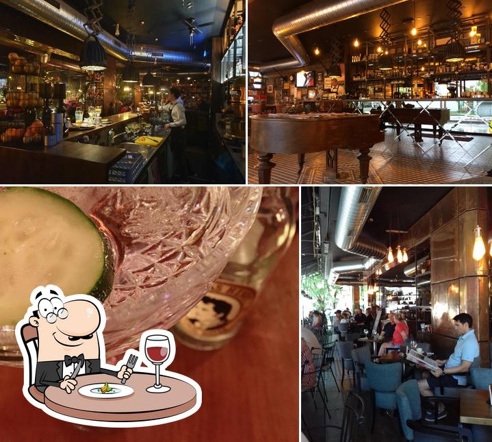 Kavana Corso si caratterizza per la cibo e bancone da bar