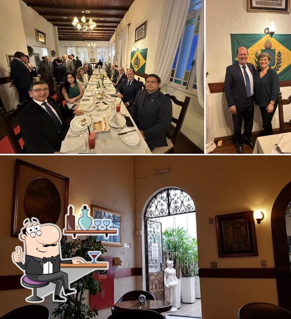 Sente em uma das mesas no ROMA - Rotisserie