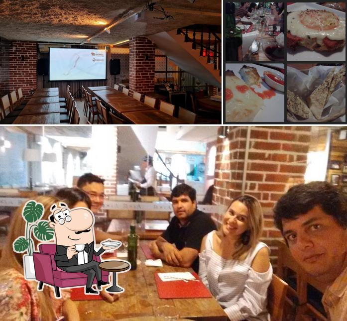 A interior e mesa de jantar do restaurante