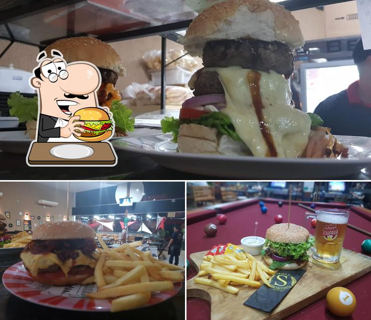 Delicie-se com um hambúrguer no Saulo's Lancheteria Delivery