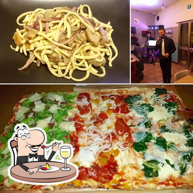 Tra le diverse cose da Pizzeria alla Crose - Camolli Fontanafredda si possono trovare la cibo e interni