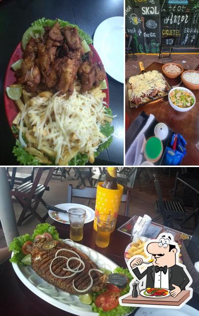 Esta é a ilustração mostrando comida e mesa de jantar no Viracopos Gastro bar