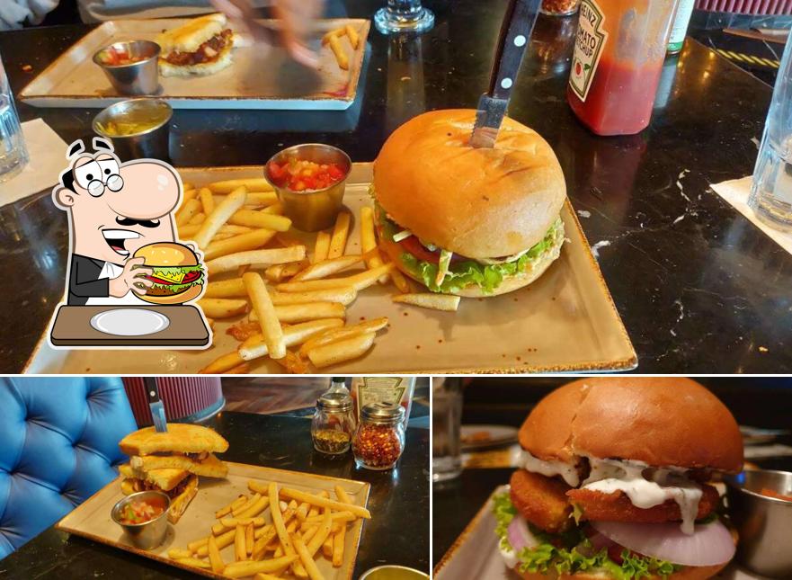 Order a burger at Uno Pizza