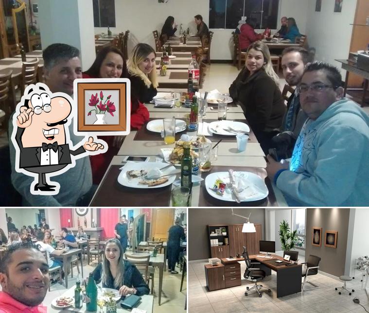 Sente em uma das mesas no Viniguthi Gastronomia