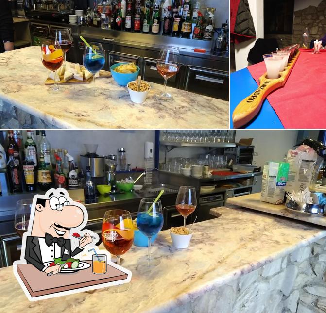 Bar Più Blu si caratterizza per la cibo e bevanda