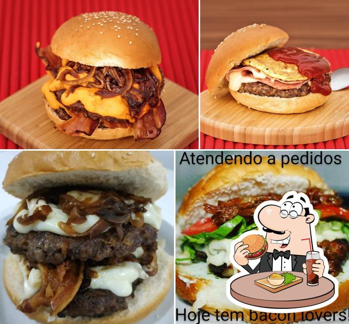 Deguste um dos hambúrgueres disponíveis no Empório da Gula