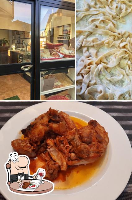 Ordina i un pasto a base di carne a La Locanda trattoria albergo con locanda
