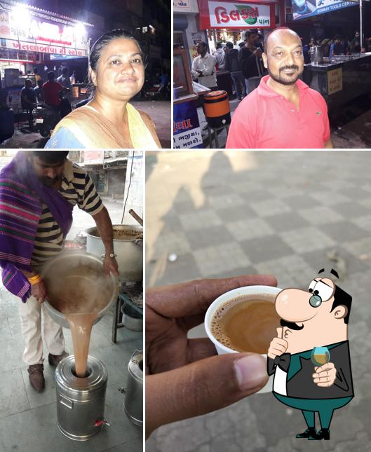 The image of Khetlabapa Tea Stall’s bar counter and food