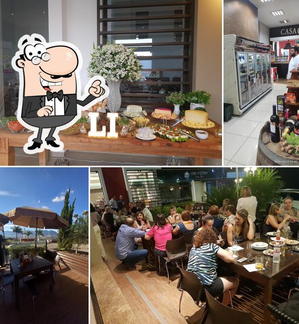 Sente em uma das mesas no CV Casa Do Vinho - Wine Bar E Grill