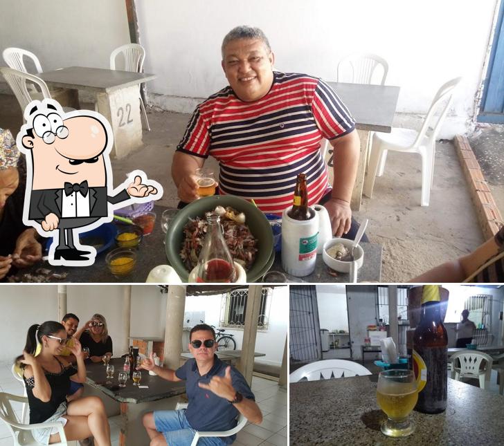 Sente em uma das mesas no Toinho Do Caranguejo