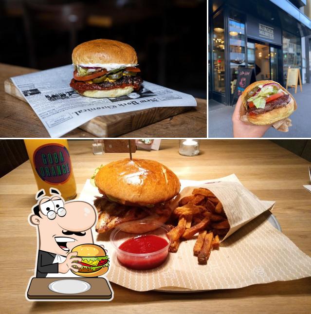 Gustati uno dei tipi di hamburger disponibili a Burgermeister Aeschenvorstadt BASEL