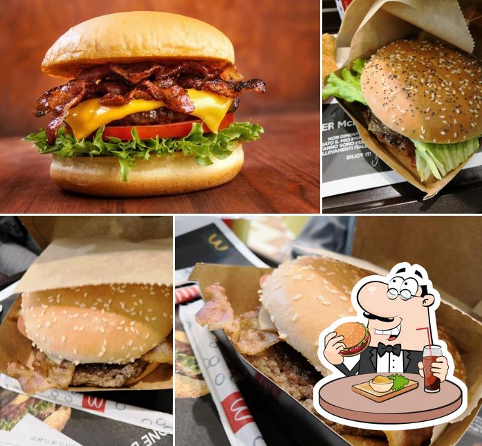 Ordina un hamburger a McDonald's San Giovanni Lupatoto C.C. Verona Uno