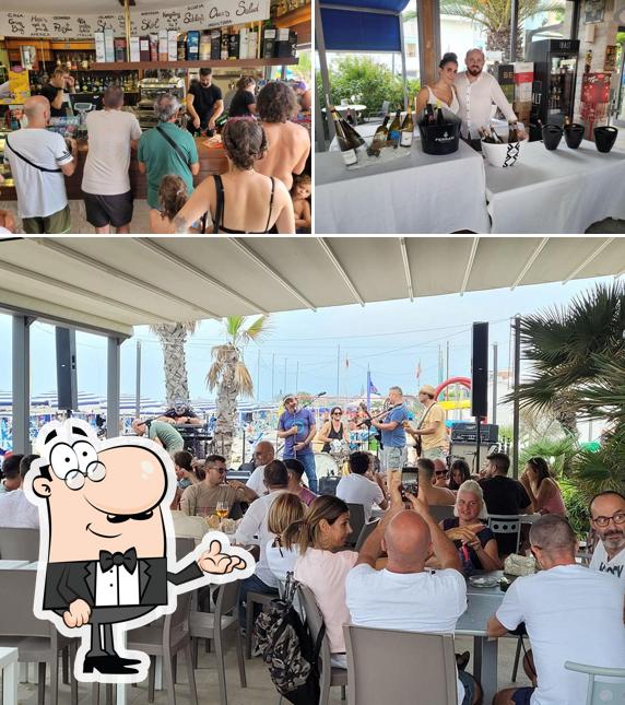 La immagine della interni e tavolo da pranzo di La Bussola