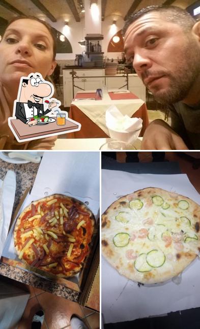 La immagine di cibo e interni da Pizzeria Napoli