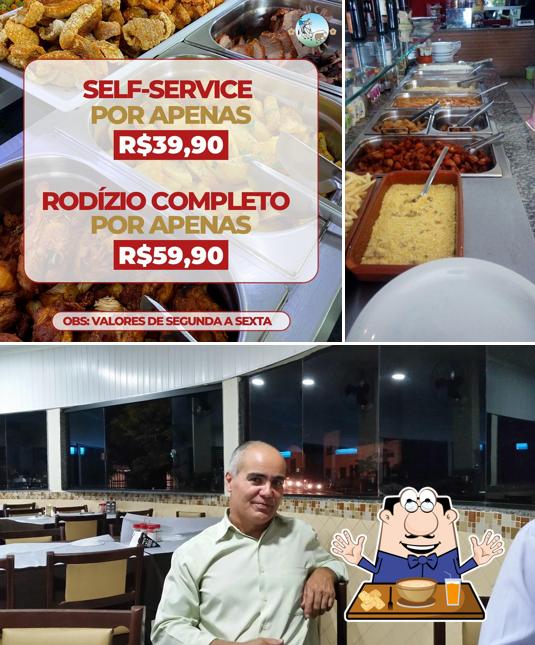 A comida e interior do restaurante