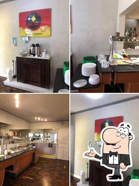 Sente em uma das mesas no Restaurante Lima Zester