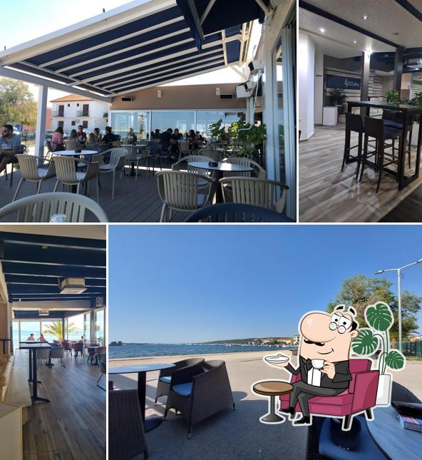 Siediti a un tavolo di Azzuro