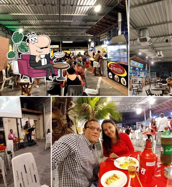 Sente em uma das mesas no Espetão de Itapoã