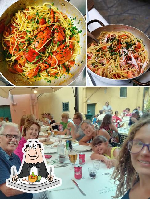 La cibo e tavolo da pranzo del ristorante