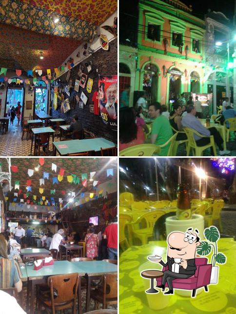 Sente em uma das mesas no Teatro Mamulengo