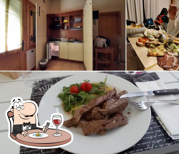 Dai un’occhiata alla immagine che presenta la cibo e interni di Ristorante Pizzeria Camping Village