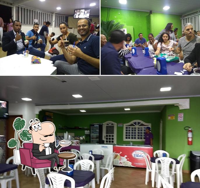 Sente em uma das mesas no Esquina Do Açai