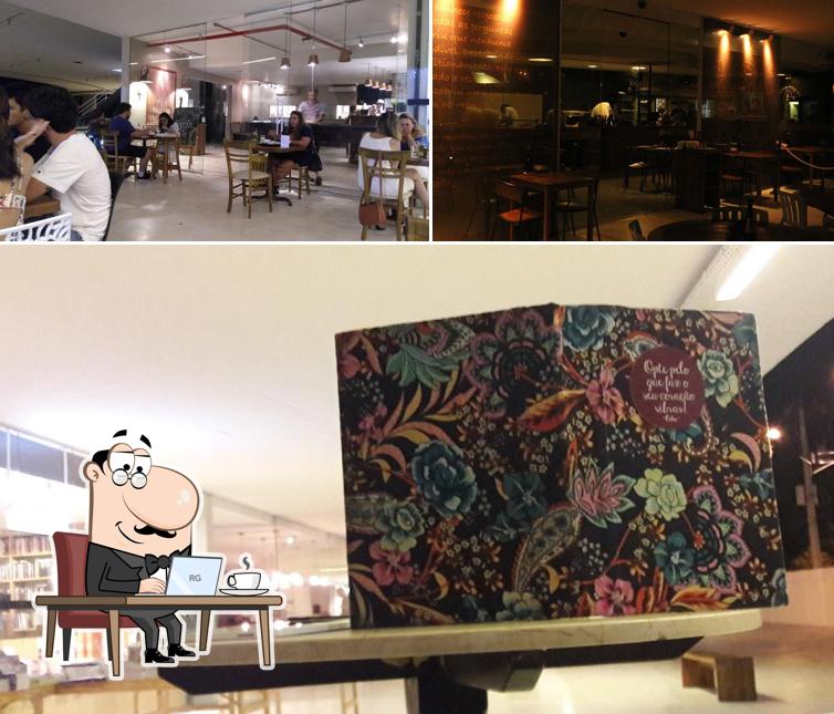 Sente em uma das mesas no Mahatma Pizza