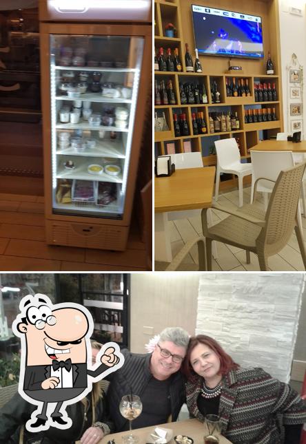 Dai un'occhiata agli interni di 3Chic café