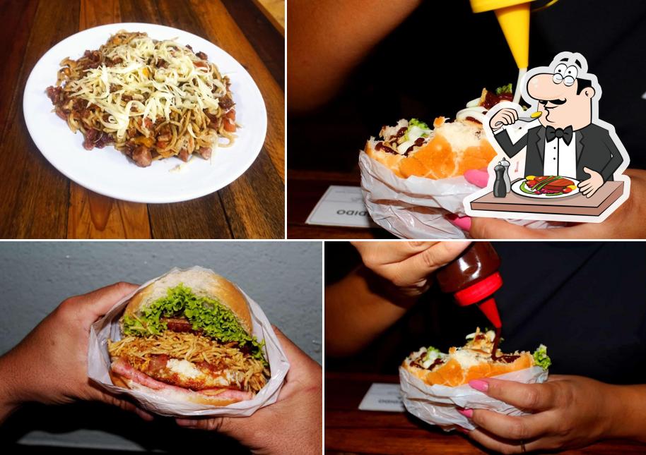 Sanduíche de carne de porco desfiada em AxBacon Lanches e Açaí