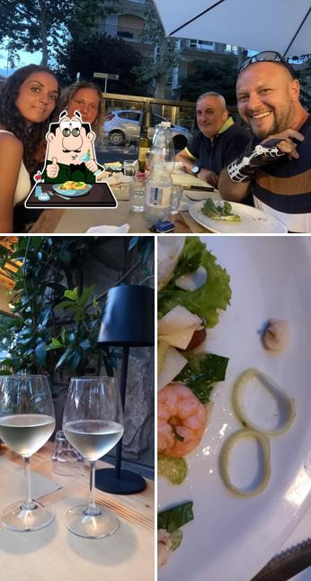Questa è la foto che presenta la cibo e esterno di L'angolo D'oro