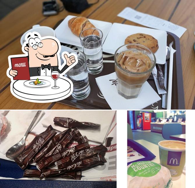 Questa è la immagine che presenta la cibo e birra di McDonald's