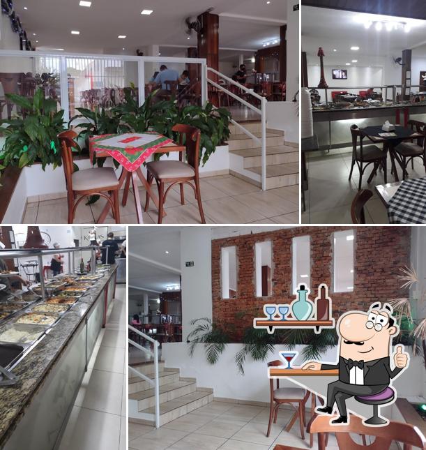 Sente em uma das mesas no Kallas Restaurante