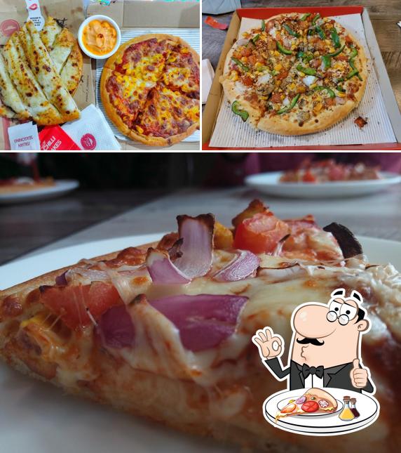 Get pizza at Pizza Hut Cosmos Mall, Ujjain