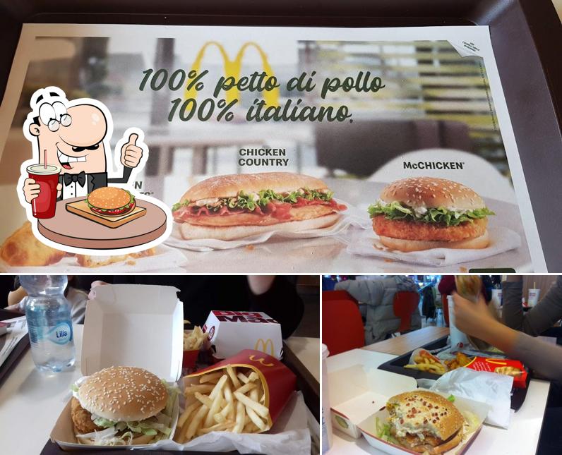 Ordina un hamburger a McDonald's Fiumicino Retail Park