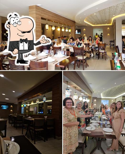 Sente em uma das mesas no Restaurante MontLibanês