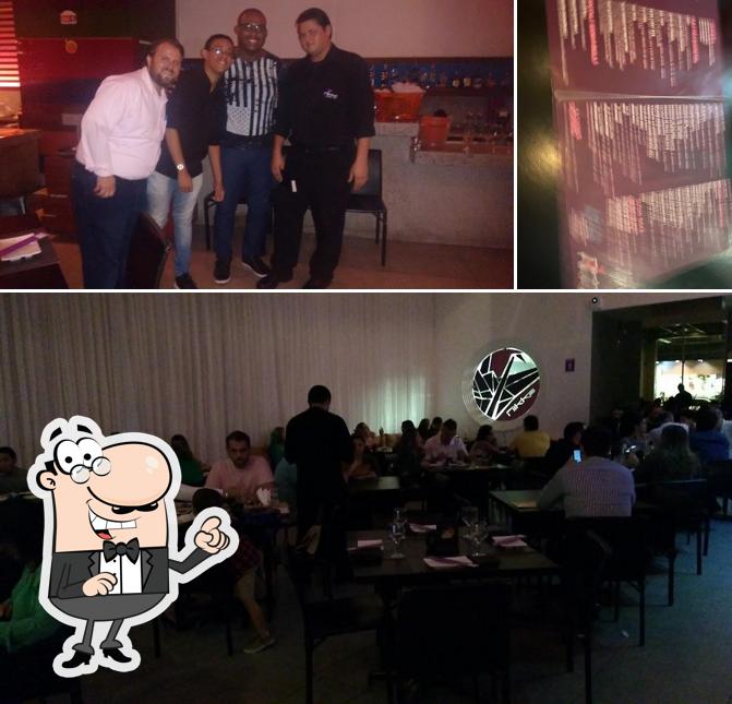 Sente em uma das mesas no Nikko Japanese Fusion