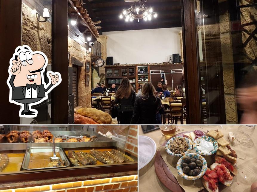 Questa è la immagine che presenta la interni e cibo di Taverna All'antica