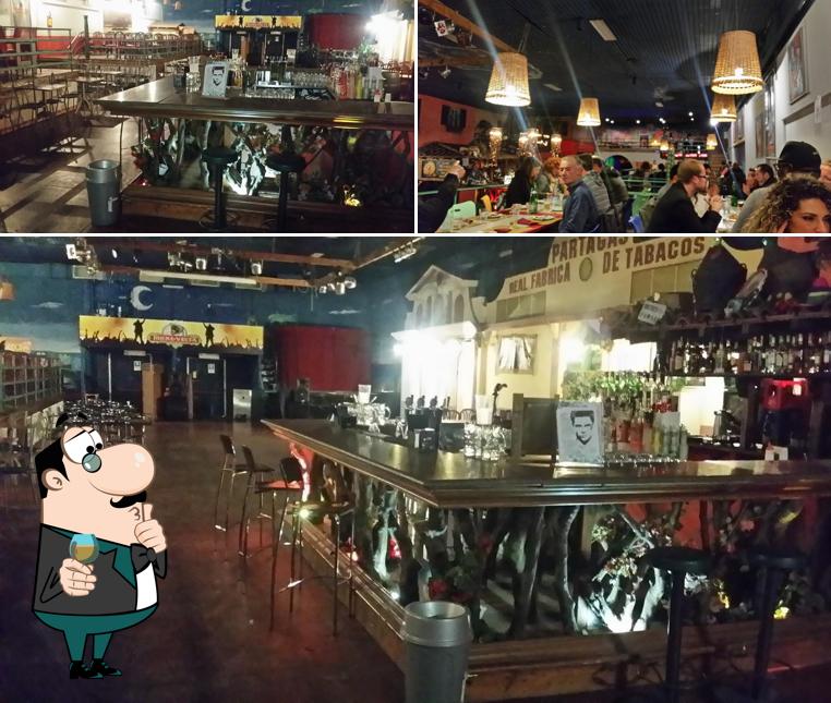 La foto di bancone da bar e interni da Buena Vista