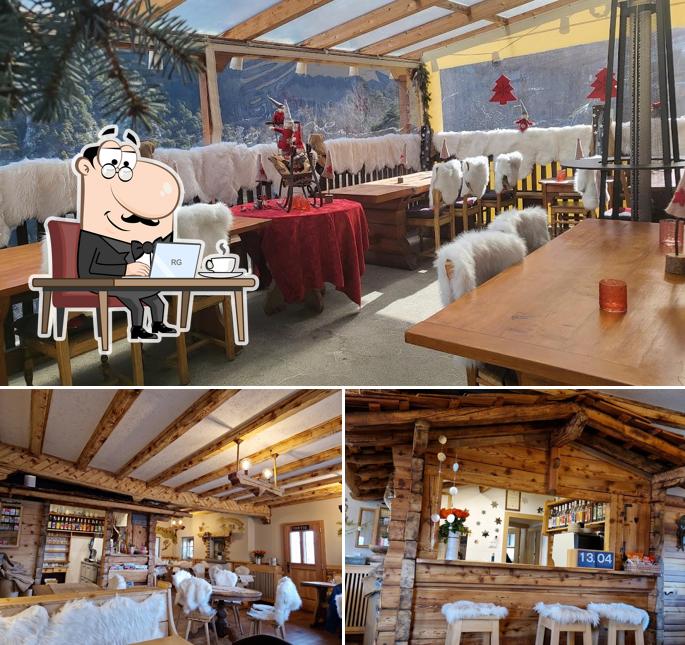 Dai un'occhiata agli interni di Café des Promeneurs