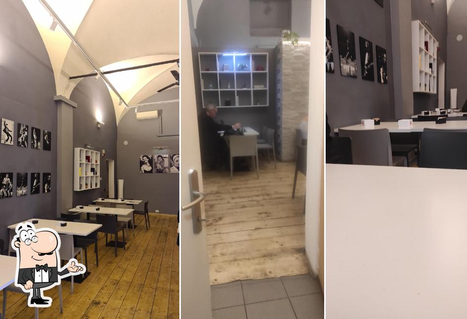 Dai un'occhiata agli interni di Atrium Café