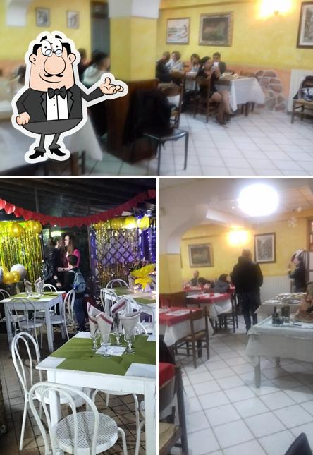 Siediti a un tavolo di L'Angolo d'Oro